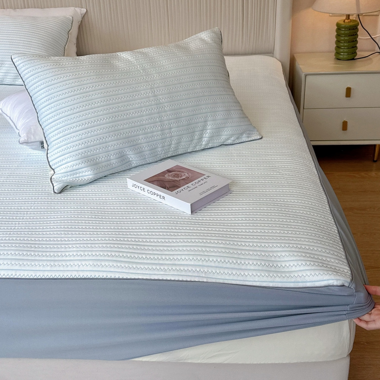 91家纺网 家纺一手货源 找家纺 兜米家居 2026春夏新款韩国凉感科技PE凉席床笠款三件套 条纹蓝