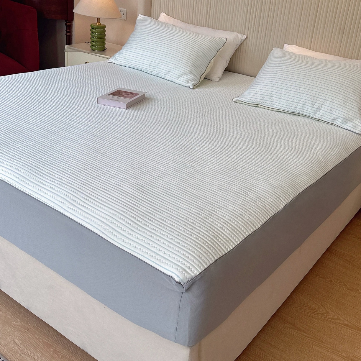 91家纺网 家纺一手货源 找家纺 兜米家居 2026春夏新款韩国凉感科技PE凉席床笠款三件套 条纹蓝