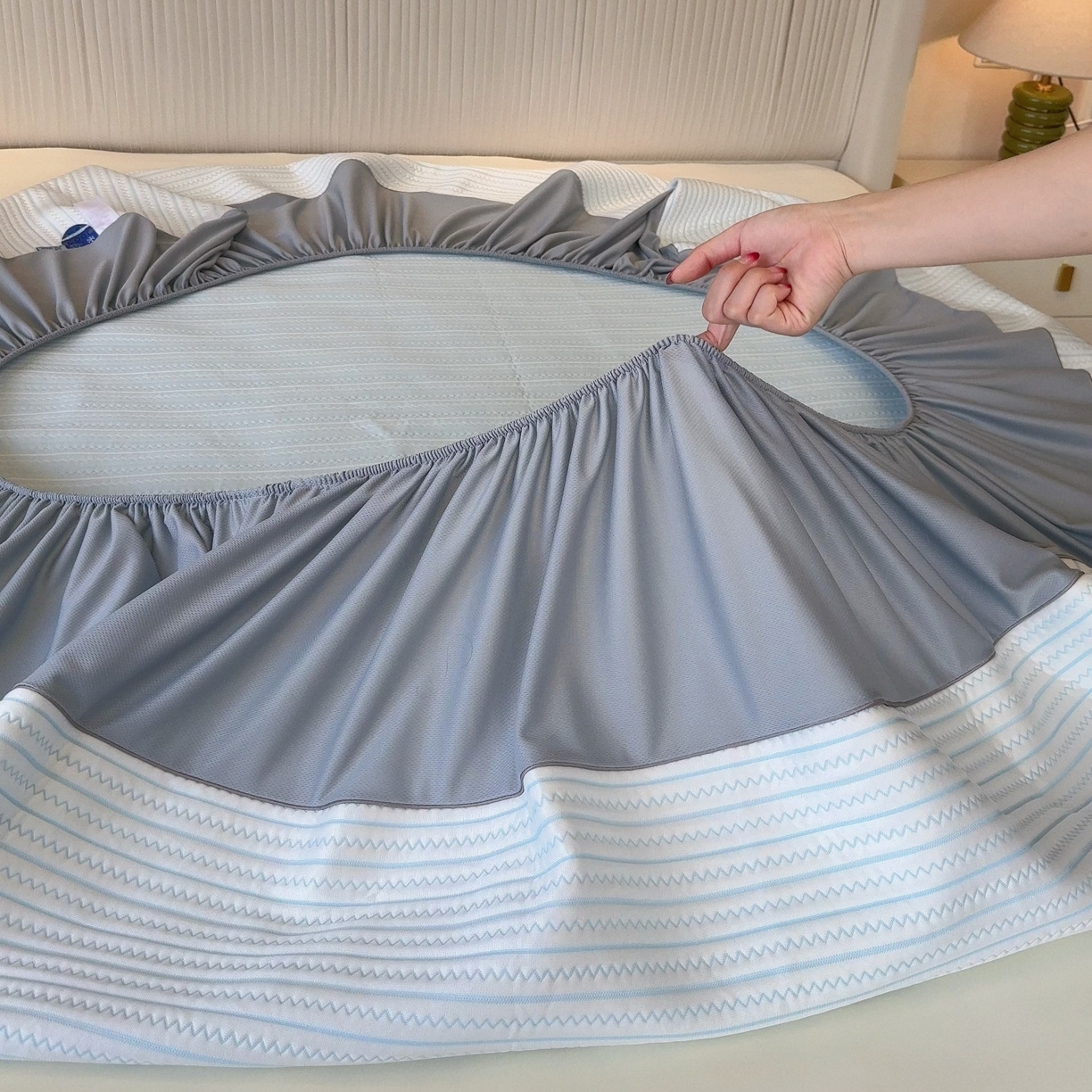 91家纺网 家纺一手货源 找家纺 兜米家居 2026春夏新款韩国凉感科技PE凉席床笠款三件套 条纹蓝