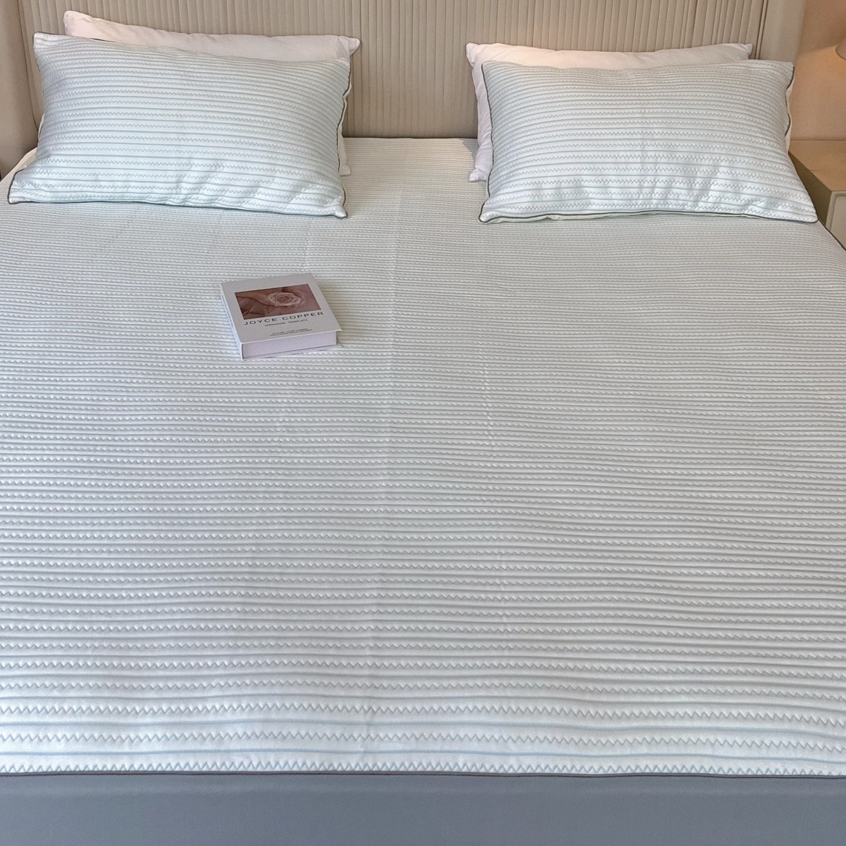 91家纺网 家纺一手货源 找家纺 兜米家居 2026春夏新款韩国凉感科技PE凉席床笠款三件套 条纹蓝