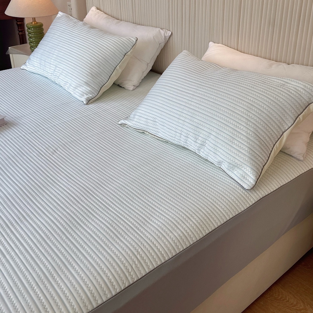 91家纺网 家纺一手货源 找家纺 兜米家居 2026春夏新款韩国凉感科技PE凉席床笠款三件套 条纹蓝