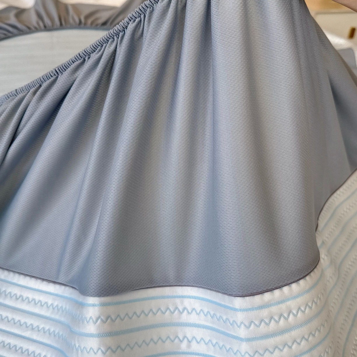 91家纺网 家纺一手货源 找家纺 兜米家居 2026春夏新款韩国凉感科技PE凉席床笠款三件套 条纹蓝