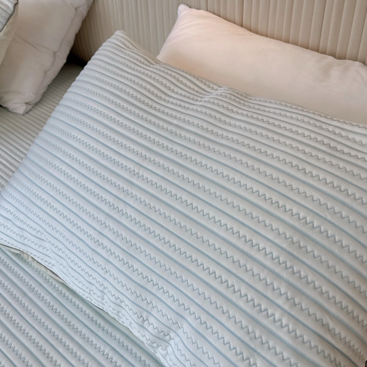 91家纺网 家纺一手货源 找家纺 兜米家居 2026春夏新款韩国凉感科技PE凉席床笠款三件套 条纹蓝