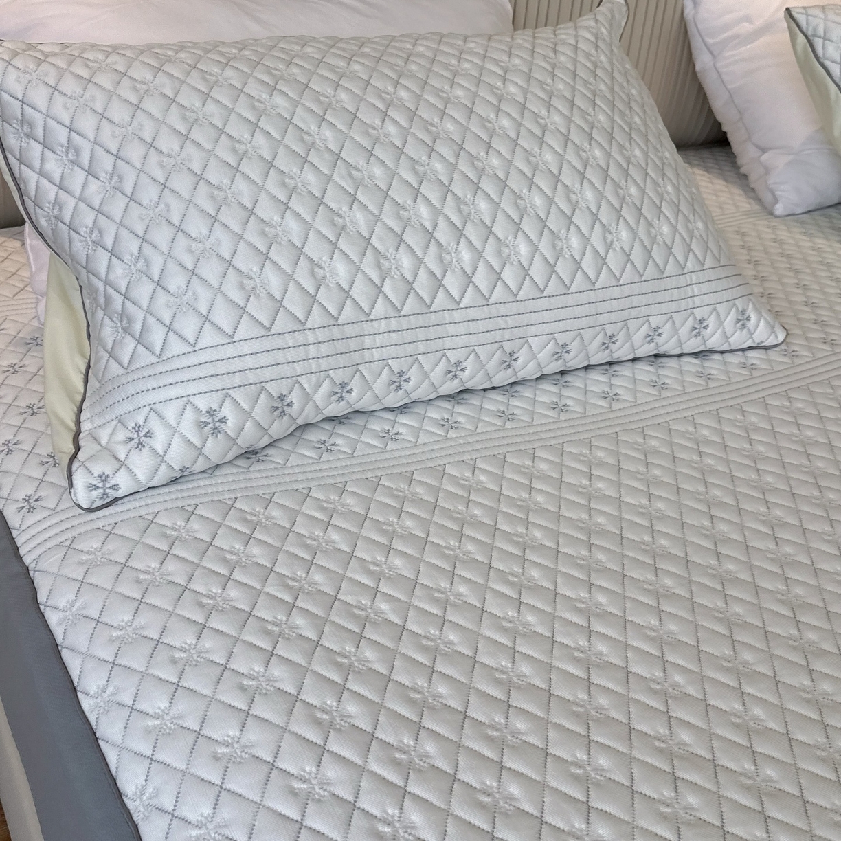 91家纺网 家纺一手货源 找家纺 兜米家居 2026春夏新款韩国凉感科技PE凉席床笠款三件套 雪菱冰肌