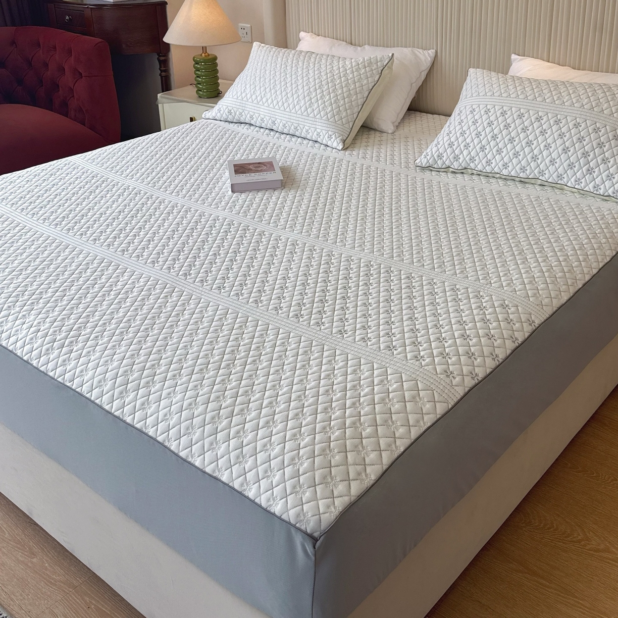 91家纺网 家纺一手货源 找家纺 兜米家居 2026春夏新款韩国凉感科技PE凉席床笠款三件套 雪菱冰肌