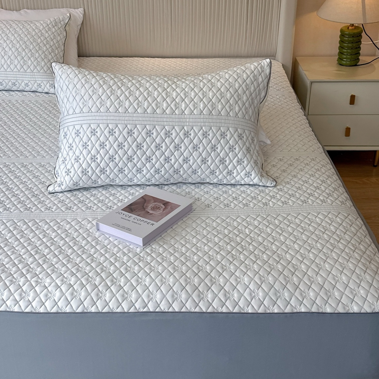 91家纺网 家纺一手货源 找家纺 兜米家居 2026春夏新款韩国凉感科技PE凉席床笠款三件套 雪菱冰肌