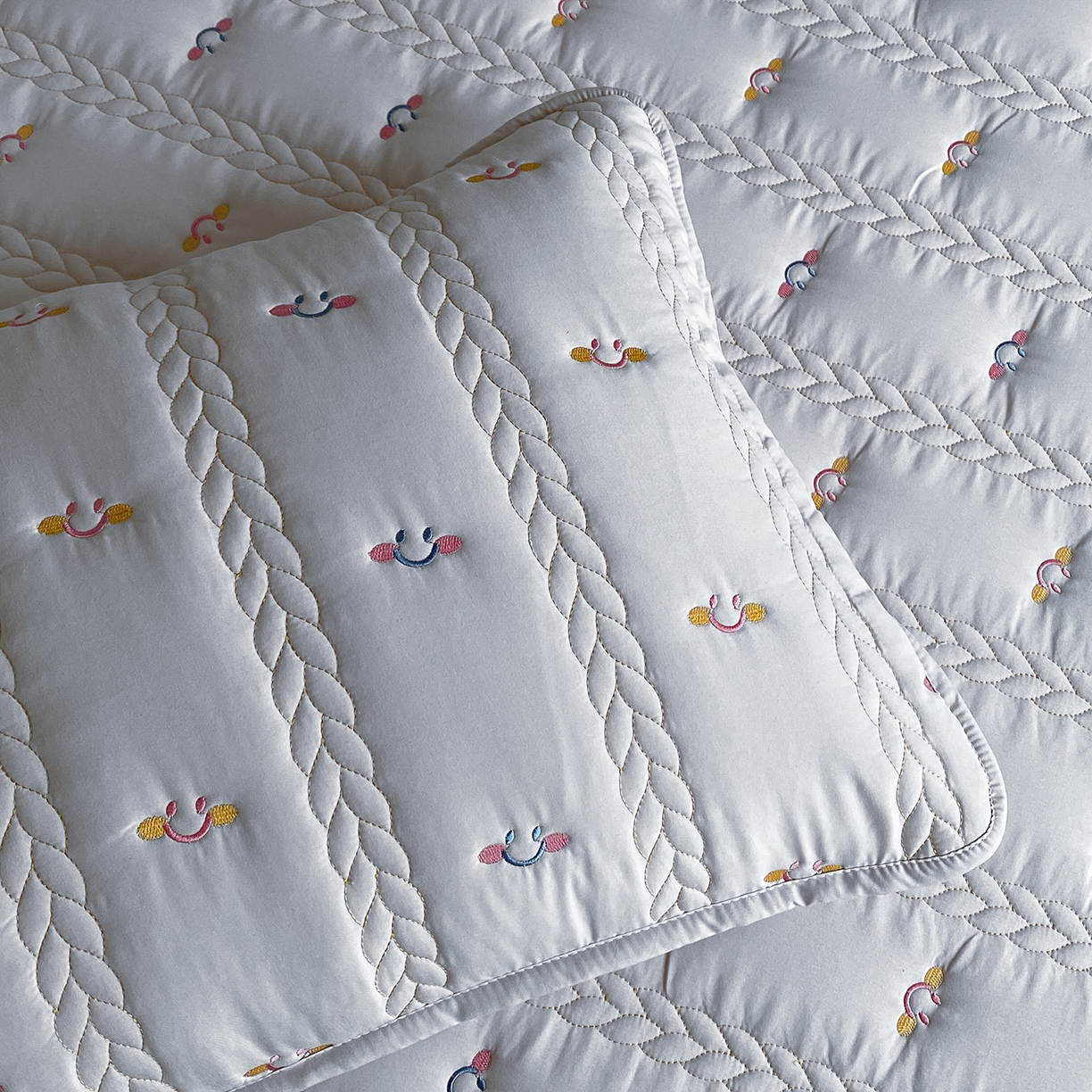 91家纺网 家纺一手货源 找家纺 （总）尊康家纺（原磊科） 2026新款奶昔棉抗菌夹棉床裙款床笠-云尚系列