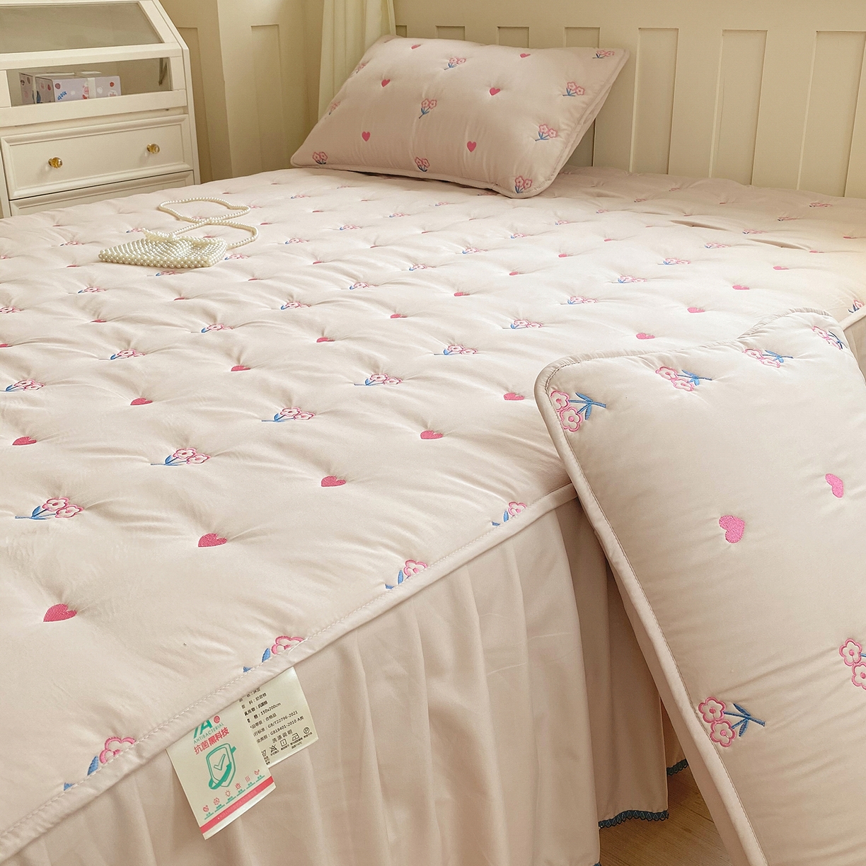 91家纺网 家纺一手货源 找家纺 （总）尊康家纺（原磊科） 2026新款奶昔棉抗菌夹棉床裙款床笠-花语系列