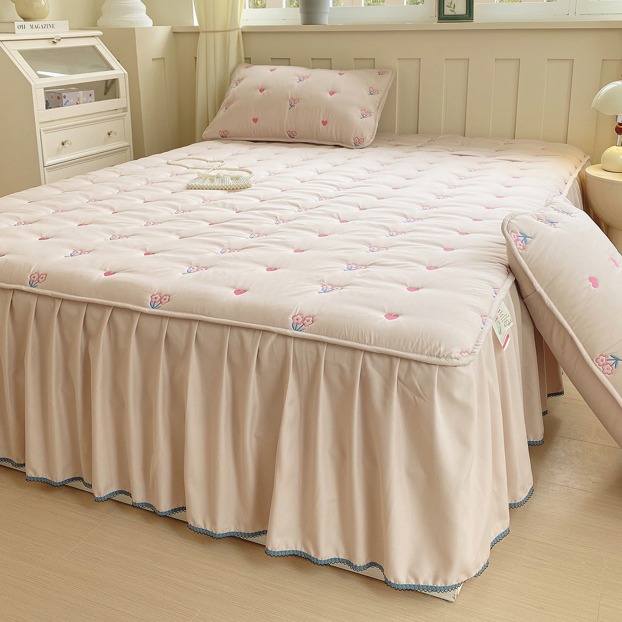 91家纺网 家纺一手货源 找家纺 （总）尊康家纺（原磊科） 2026新款奶昔棉抗菌夹棉床裙款床笠-花语系列