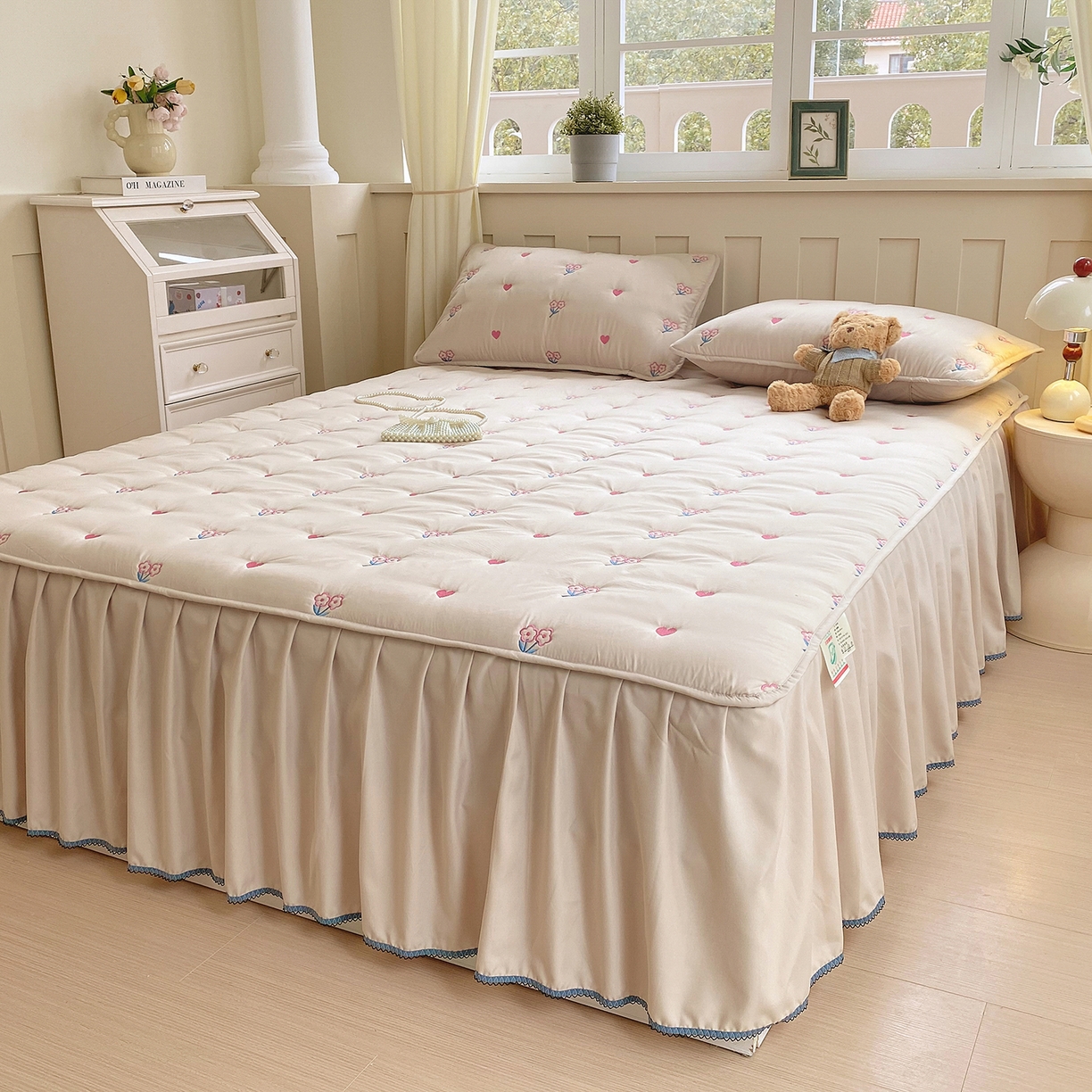 91家纺网 家纺一手货源 找家纺 （总）尊康家纺（原磊科） 2026新款奶昔棉抗菌夹棉床裙款床笠-花语系列