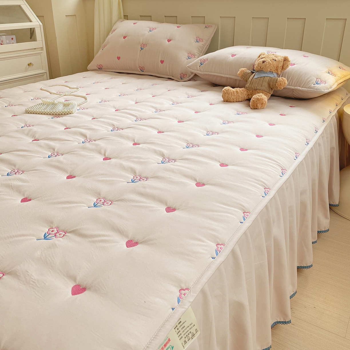 91家纺网 家纺一手货源 找家纺 （总）尊康家纺（原磊科） 2026新款奶昔棉抗菌夹棉床裙款床笠-花语系列