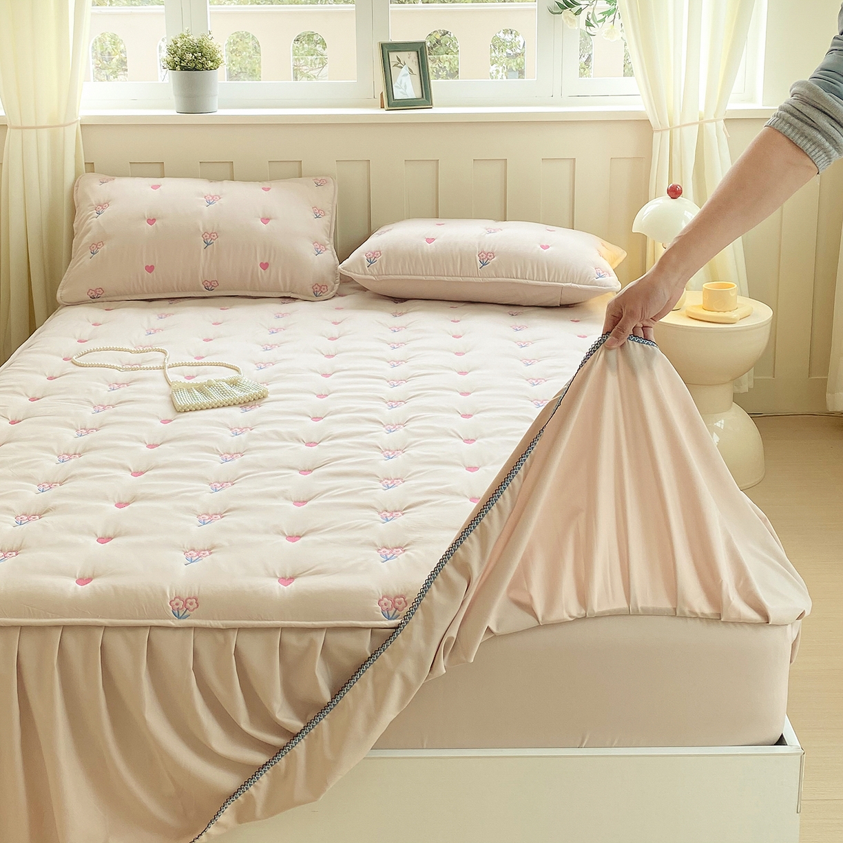 91家纺网 家纺一手货源 找家纺 （总）尊康家纺（原磊科） 2026新款奶昔棉抗菌夹棉床裙款床笠-花语系列