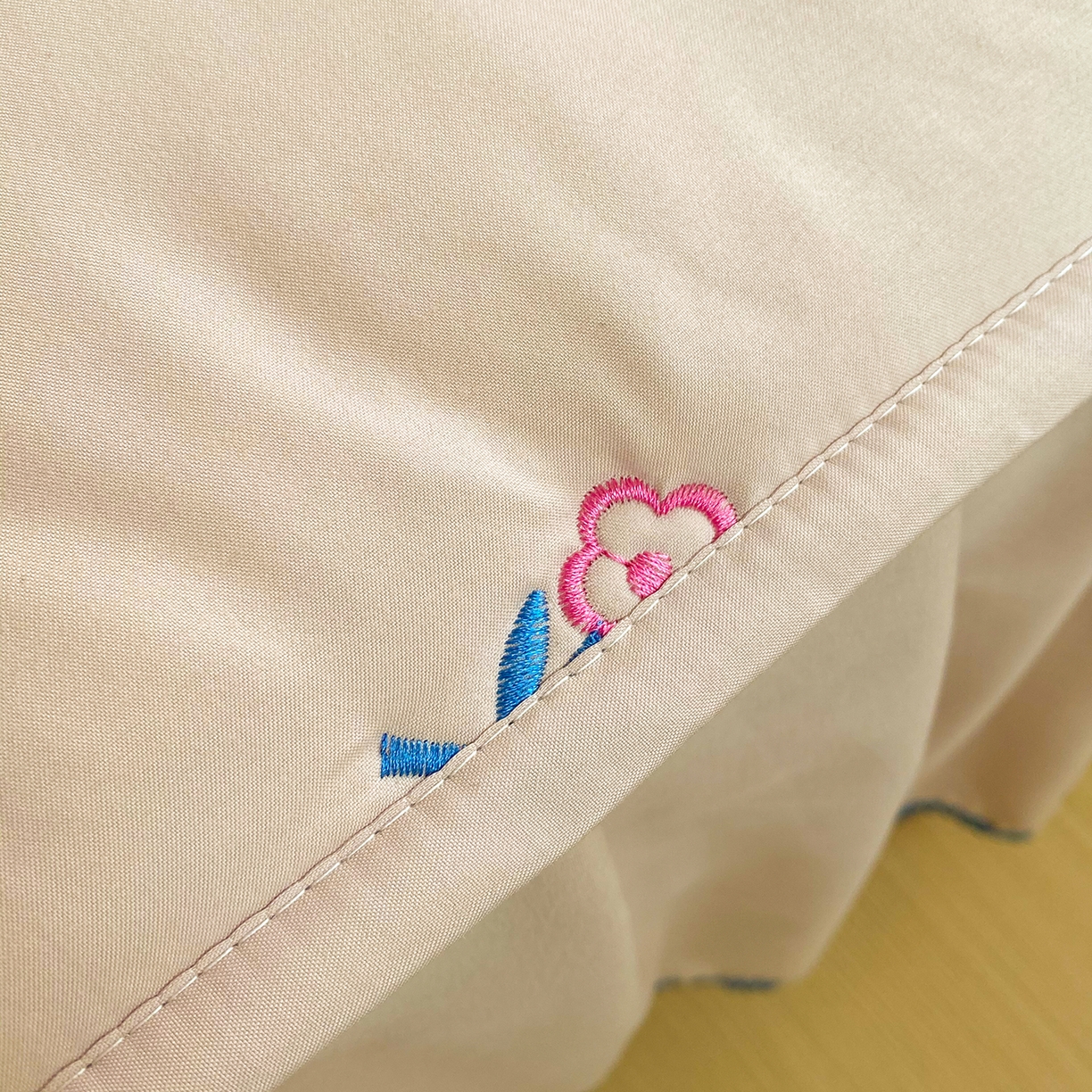 91家纺网 家纺一手货源 找家纺 （总）尊康家纺（原磊科） 2026新款奶昔棉抗菌夹棉床裙款床笠-花语系列