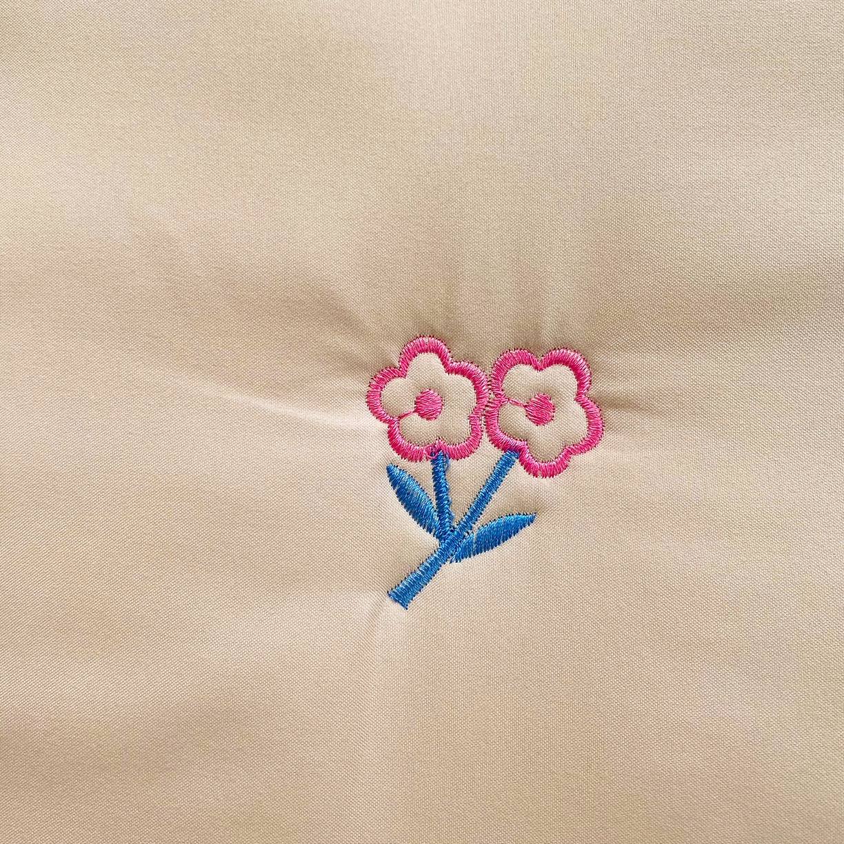 91家纺网 家纺一手货源 找家纺 （总）尊康家纺（原磊科） 2026新款奶昔棉抗菌夹棉床裙款床笠-花语系列