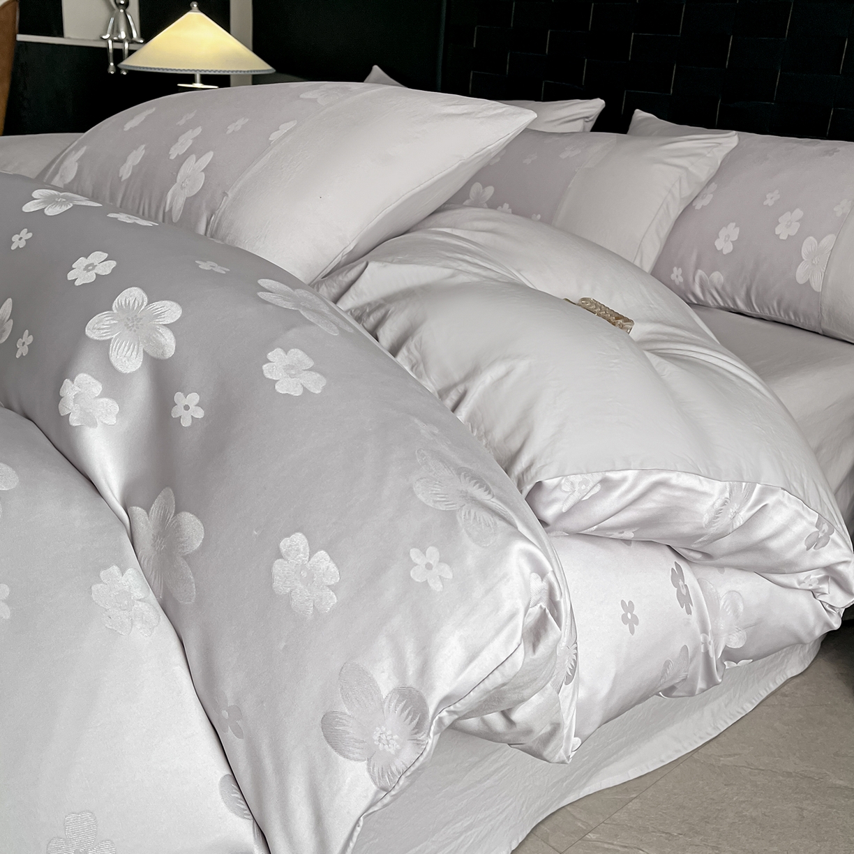 91家纺网 家纺一手货源 找家纺 你好美丽 2026新款柔软水洗棉立体浮雕提花四件套-繁花系列 繁花灰