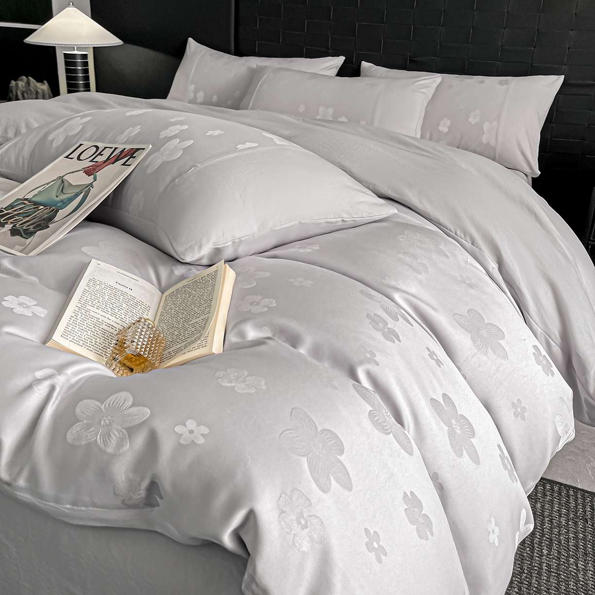 91家纺网 家纺一手货源 找家纺 你好美丽 2026新款柔软水洗棉立体浮雕提花四件套-繁花系列 繁花灰