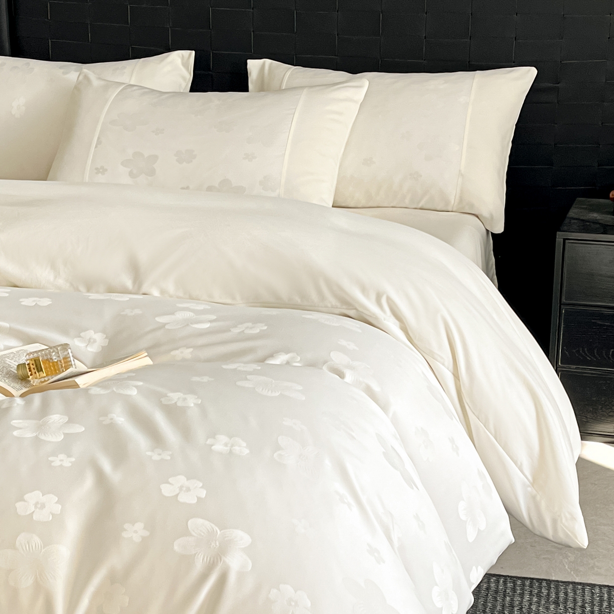 91家纺网 家纺一手货源 找家纺 你好美丽 2026新款柔软水洗棉立体浮雕提花四件套-繁花系列 繁花白