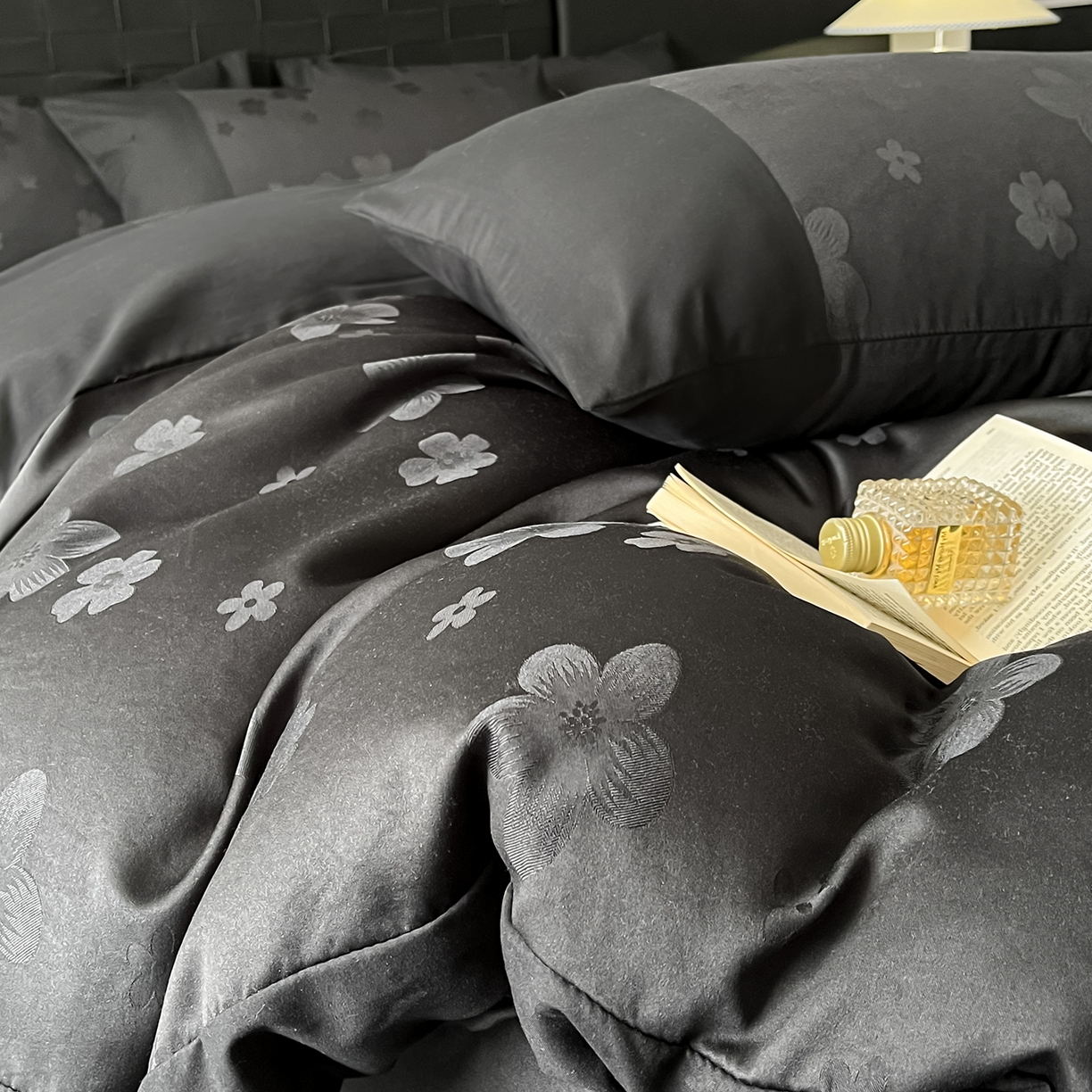 91家纺网 家纺一手货源 找家纺 你好美丽 2026新款柔软水洗棉立体浮雕提花四件套-繁花系列 繁花黑