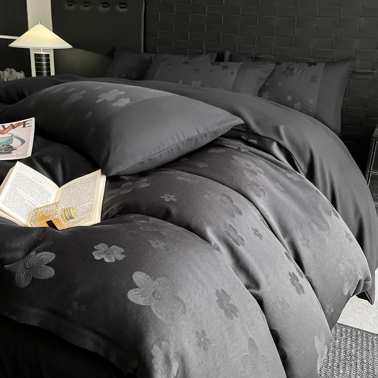 91家纺网 家纺一手货源 找家纺 你好美丽 2026新款柔软水洗棉立体浮雕提花四件套-繁花系列 繁花黑