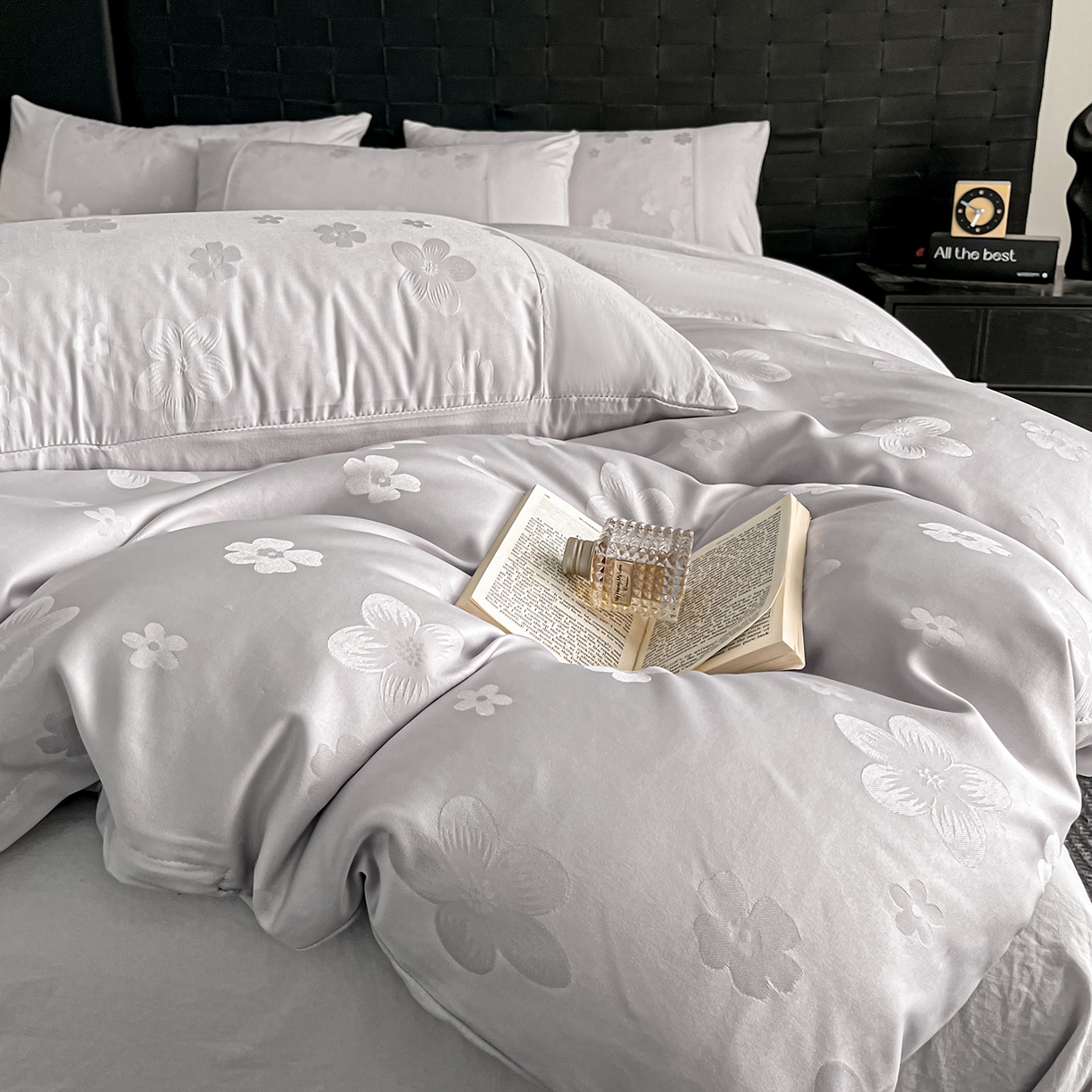 91家纺网 家纺一手货源 找家纺 你好美丽 2026新款柔软水洗棉立体浮雕提花四件套-繁花系列 繁花灰