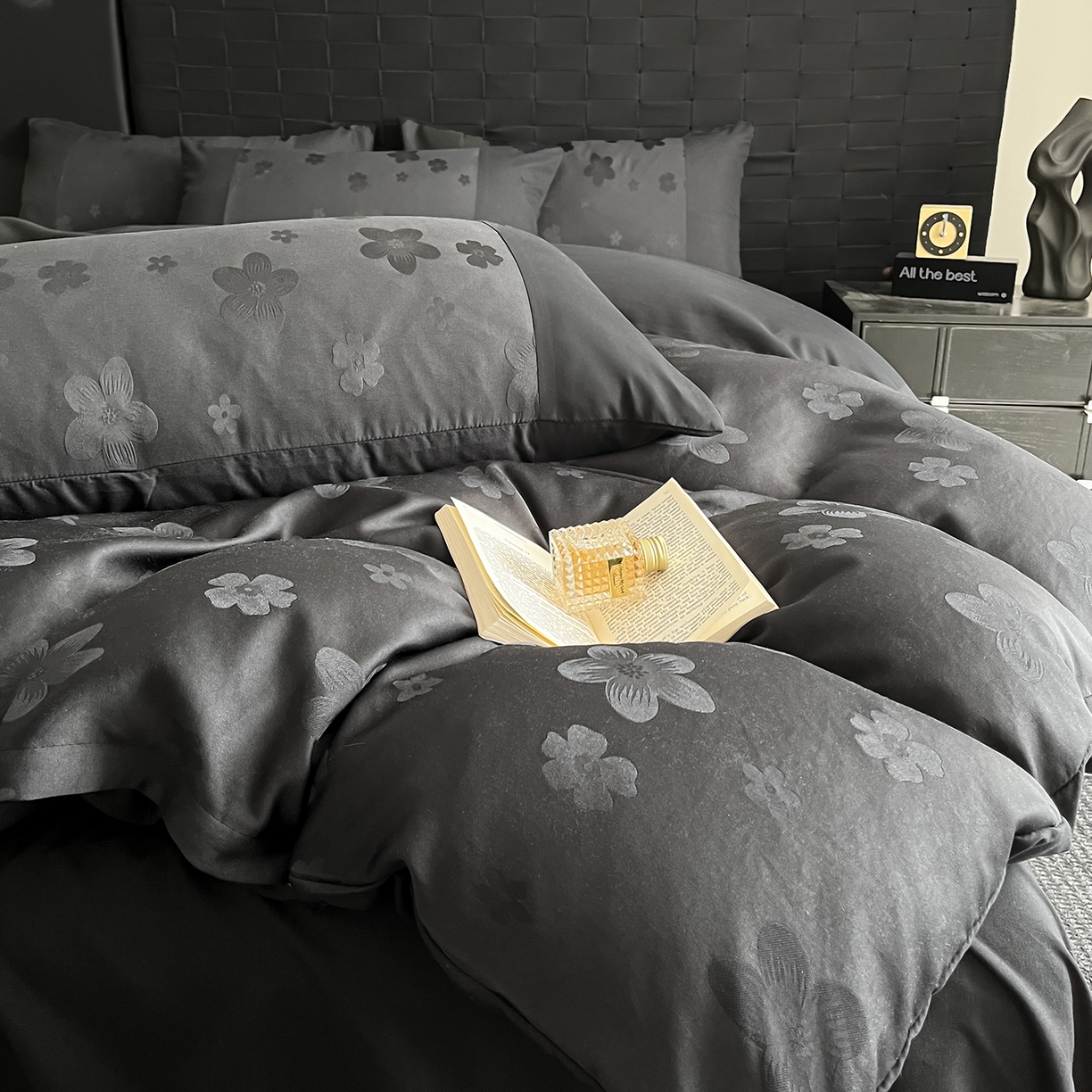 91家纺网 家纺一手货源 找家纺 你好美丽 2026新款柔软水洗棉立体浮雕提花四件套-繁花系列 繁花黑