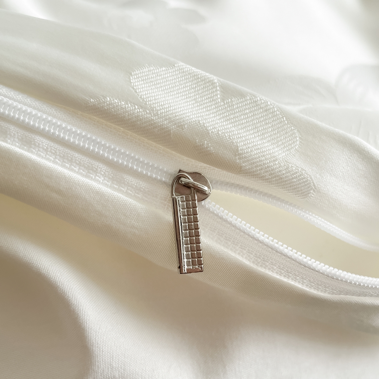 91家纺网 家纺一手货源 找家纺 你好美丽 2026新款柔软水洗棉立体浮雕提花四件套-繁花系列 繁花白