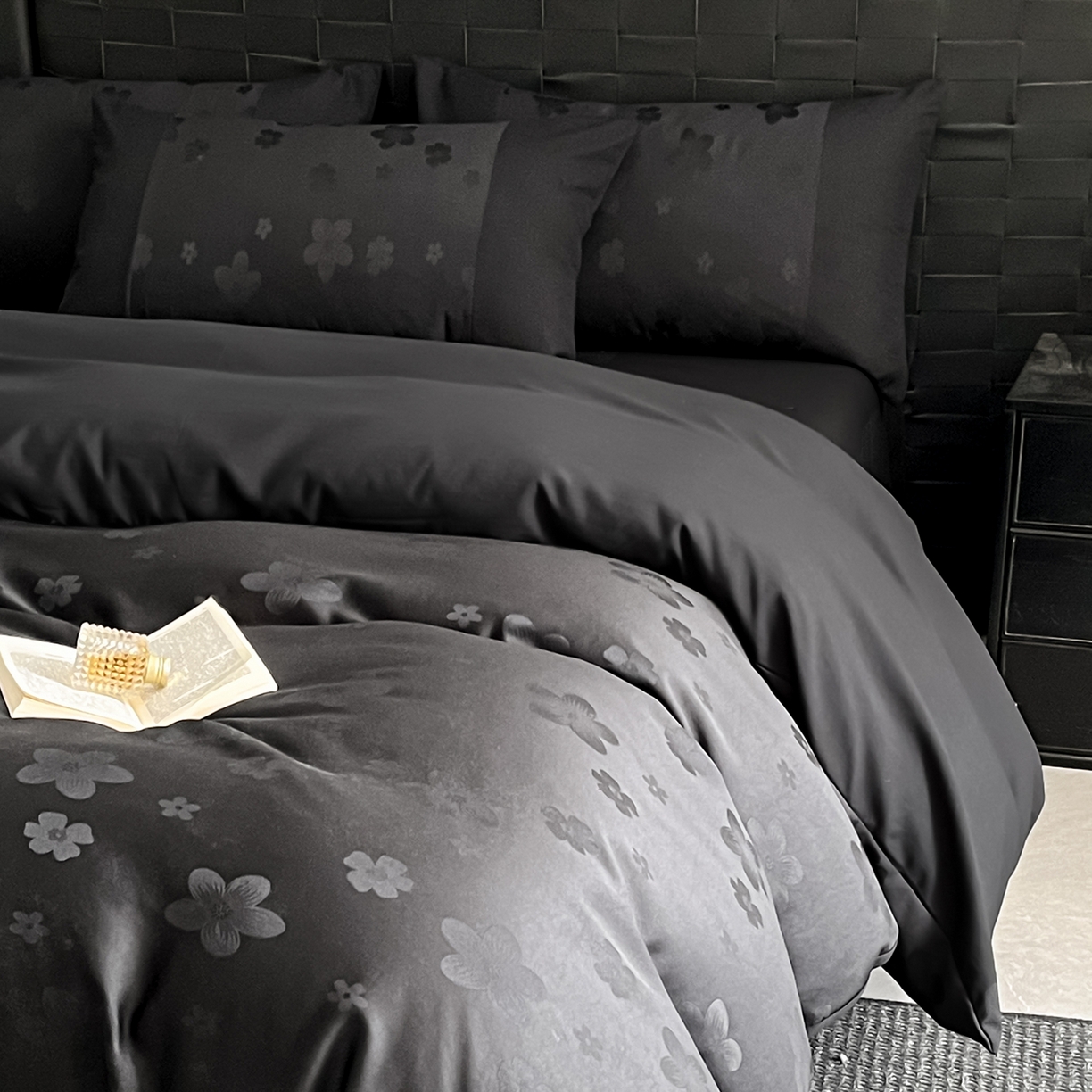 91家纺网 家纺一手货源 找家纺 你好美丽 2026新款柔软水洗棉立体浮雕提花四件套-繁花系列 繁花黑