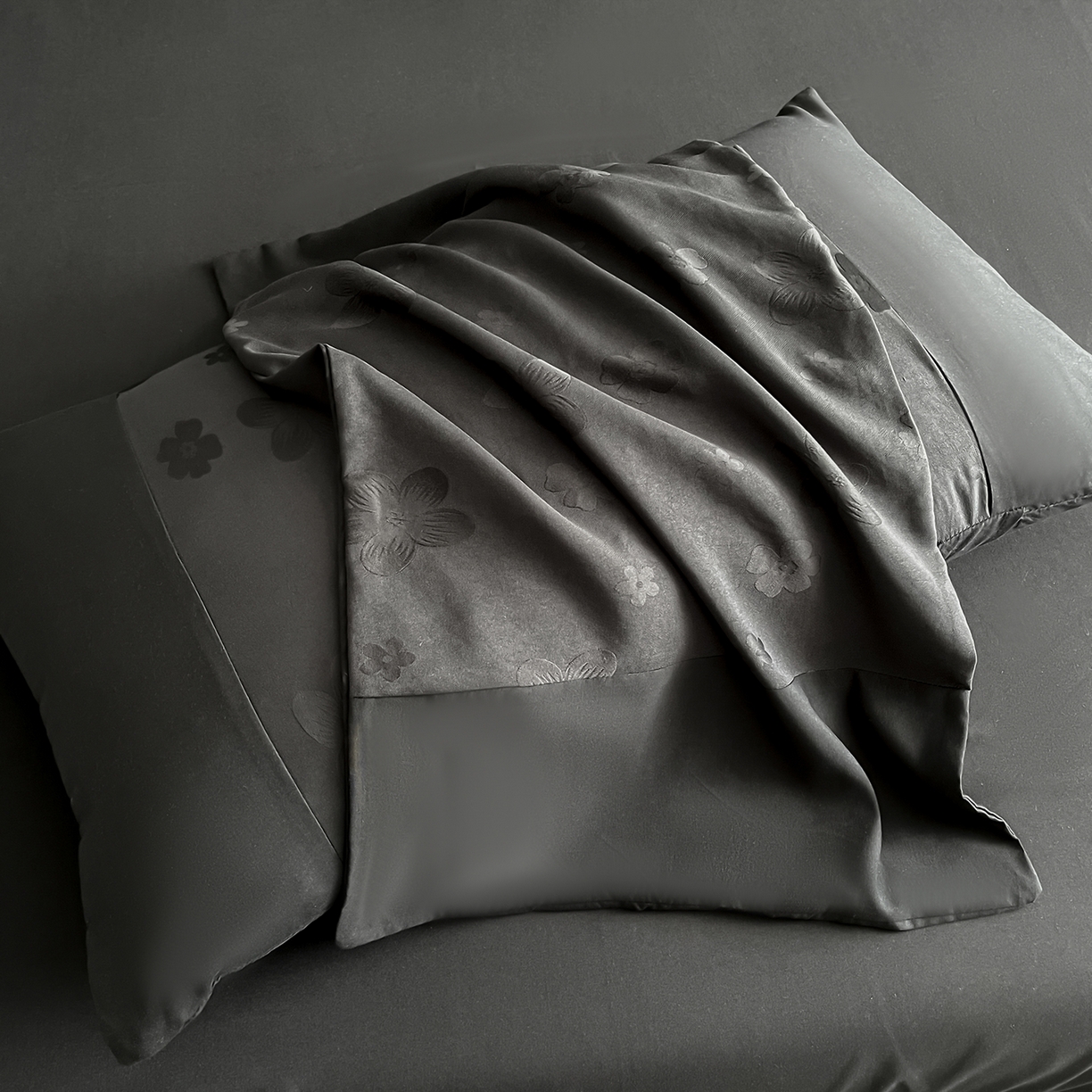 91家纺网 家纺一手货源 找家纺 你好美丽 2026新款柔软水洗棉立体浮雕提花四件套-繁花系列 繁花黑