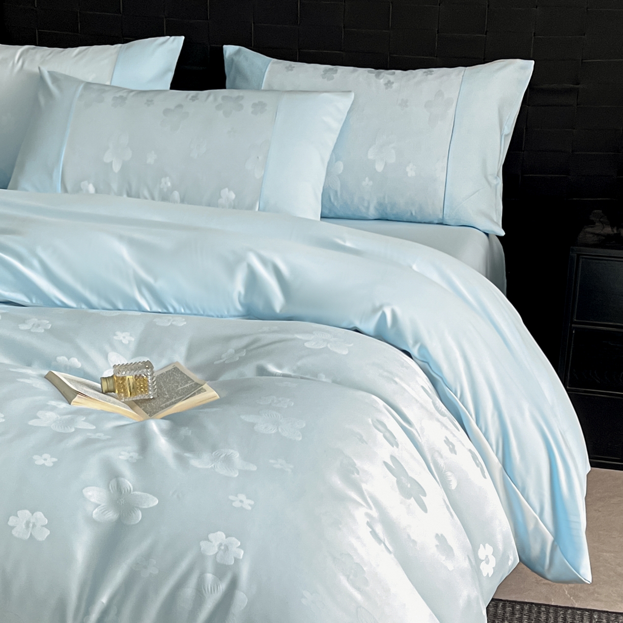 91家纺网 家纺一手货源 找家纺 你好美丽 2026新款柔软水洗棉立体浮雕提花四件套-繁花系列 繁花蓝