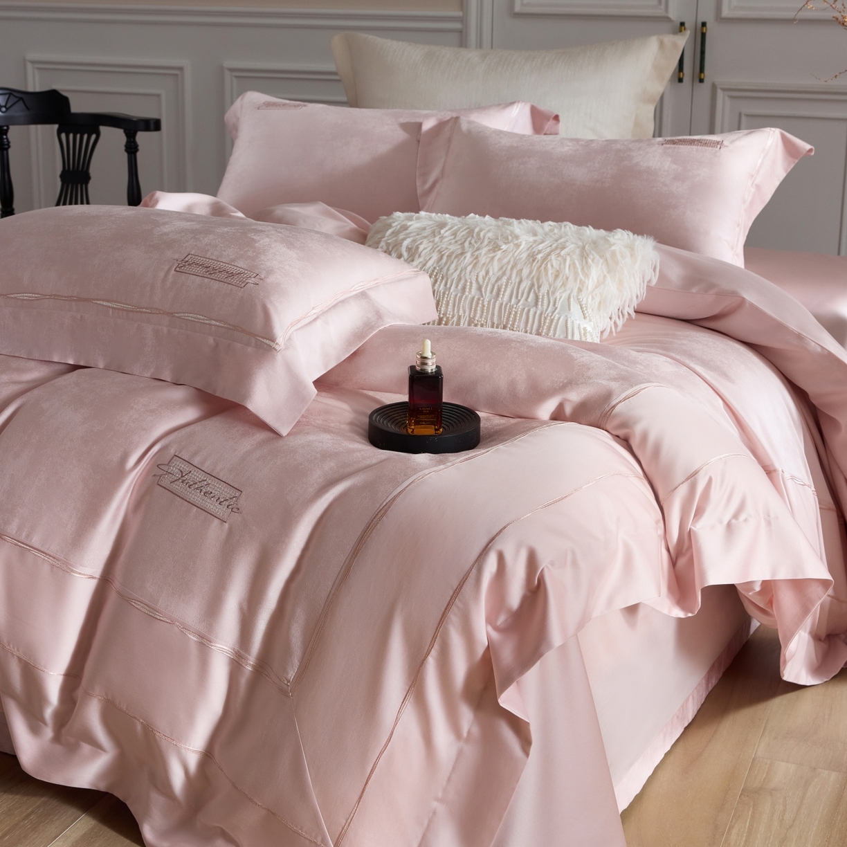 91家纺网 家纺一手货源 找家纺 （总）榻尚家居 2026春夏新款天丝棉银线提花轻奢款绣花工艺四件套-切尔茜【控价：498 （会员-20）】