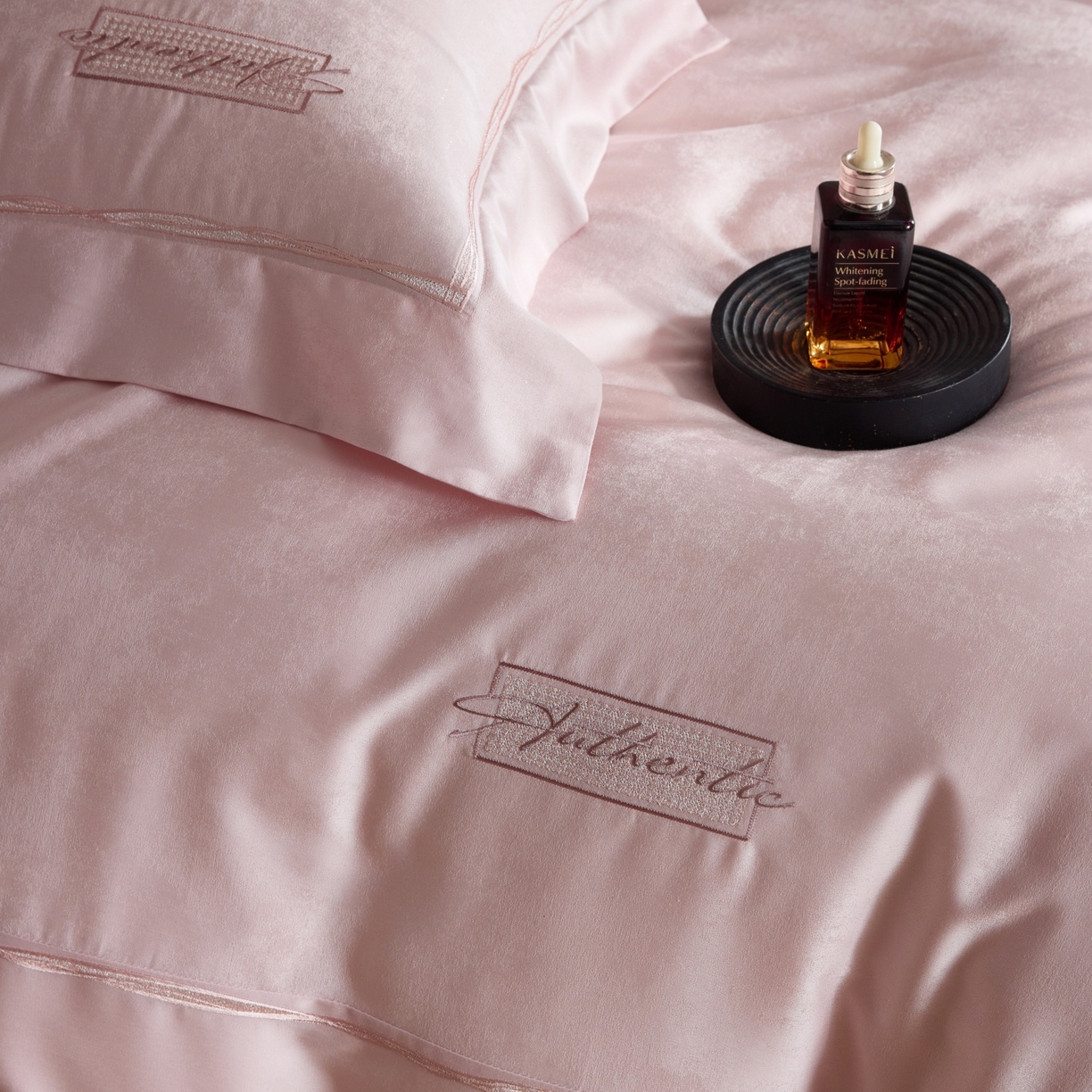 91家纺网 家纺一手货源 找家纺 （总）榻尚家居 2026春夏新款天丝棉银线提花轻奢款绣花工艺四件套-切尔茜【控价：498 （会员-20）】