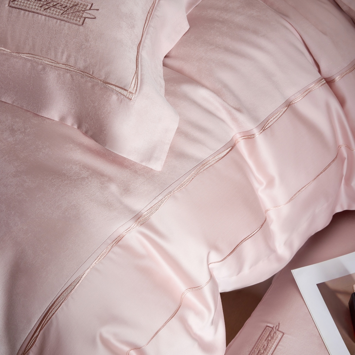 91家纺网 家纺一手货源 找家纺 （总）榻尚家居 2026春夏新款天丝棉银线提花轻奢款绣花工艺四件套-切尔茜【控价：498 （会员-20）】