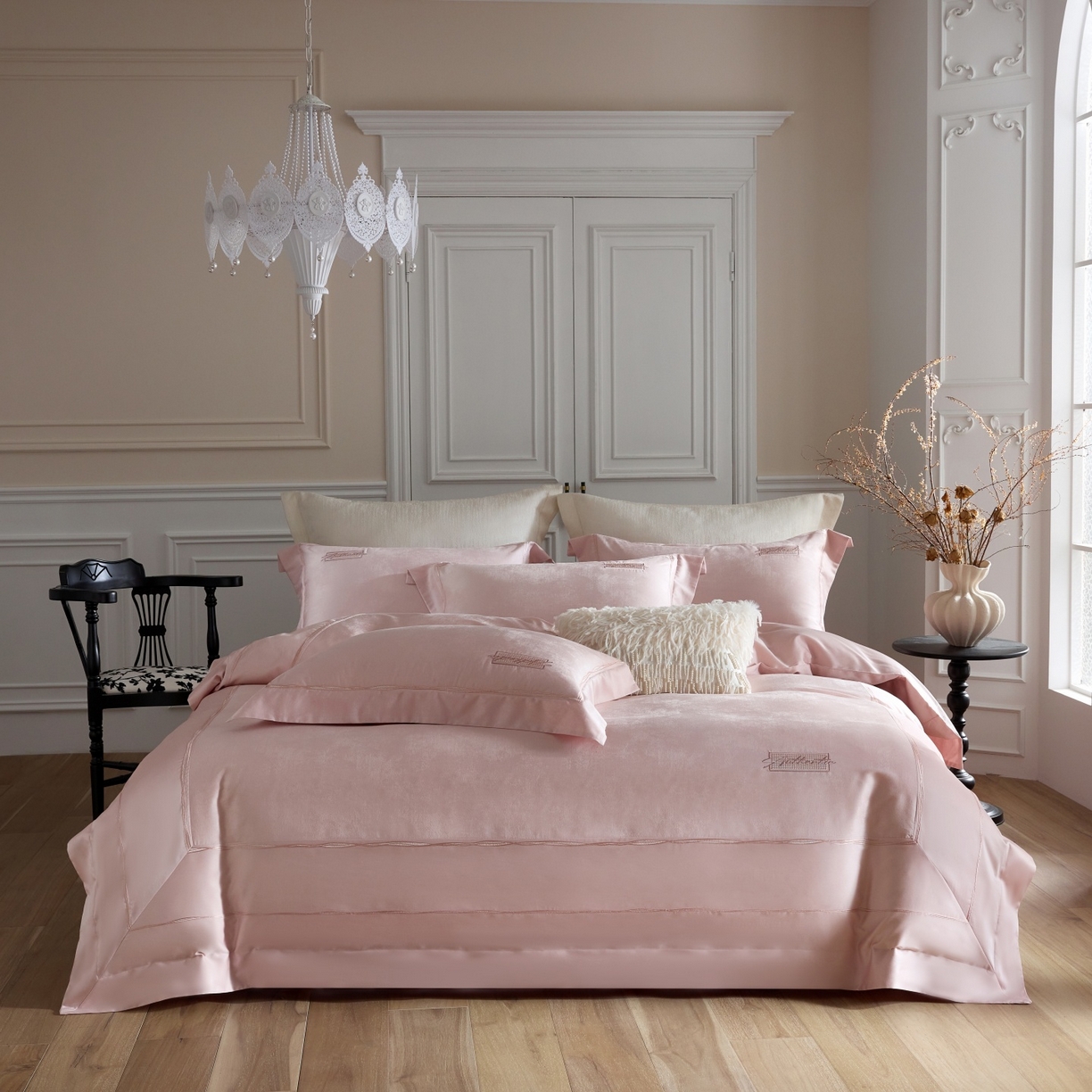 91家纺网 家纺一手货源 找家纺 榻尚家居 2026春夏新款天丝棉银线提花轻奢款绣花工艺四件套-切尔茜【控价：498 （会员-20）】 切尔茜-粉