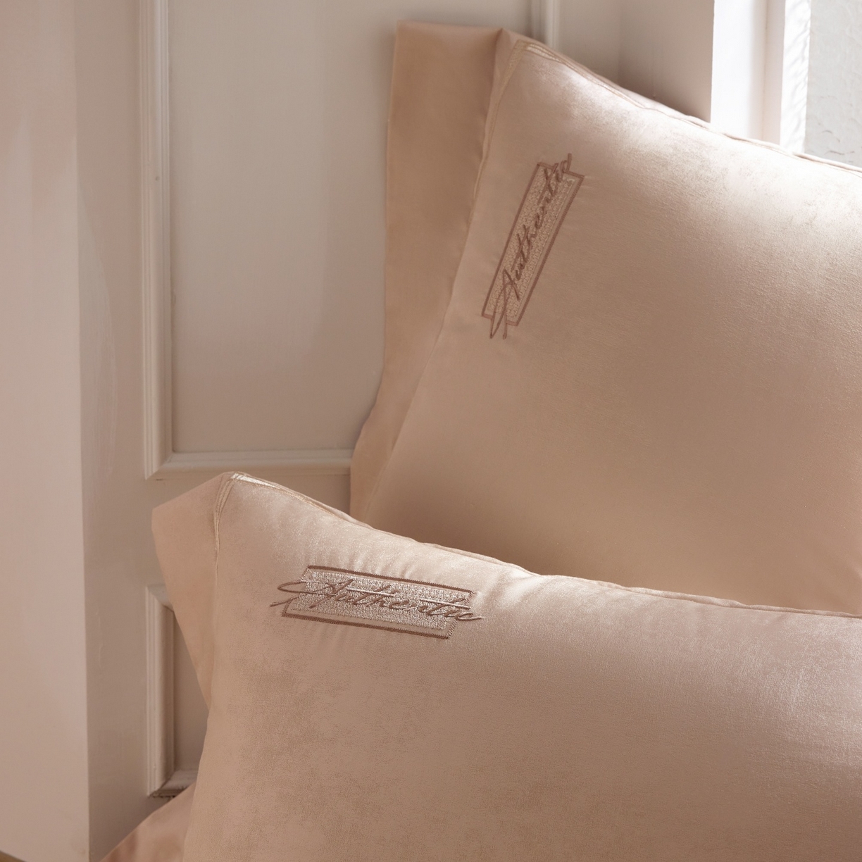 91家纺网 家纺一手货源 找家纺 榻尚家居 2026春夏新款天丝棉银线提花轻奢款绣花工艺四件套-切尔茜【控价：498 （会员-20）】 切尔茜-香槟