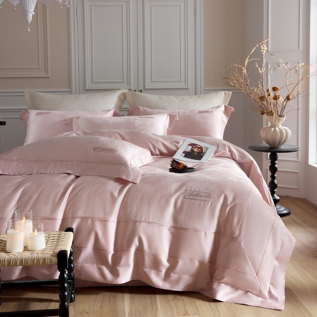 91家纺网 家纺一手货源 找家纺 榻尚家居 2026春夏新款天丝棉银线提花轻奢款绣花工艺四件套-切尔茜【控价：498 （会员-20）】 切尔茜-粉