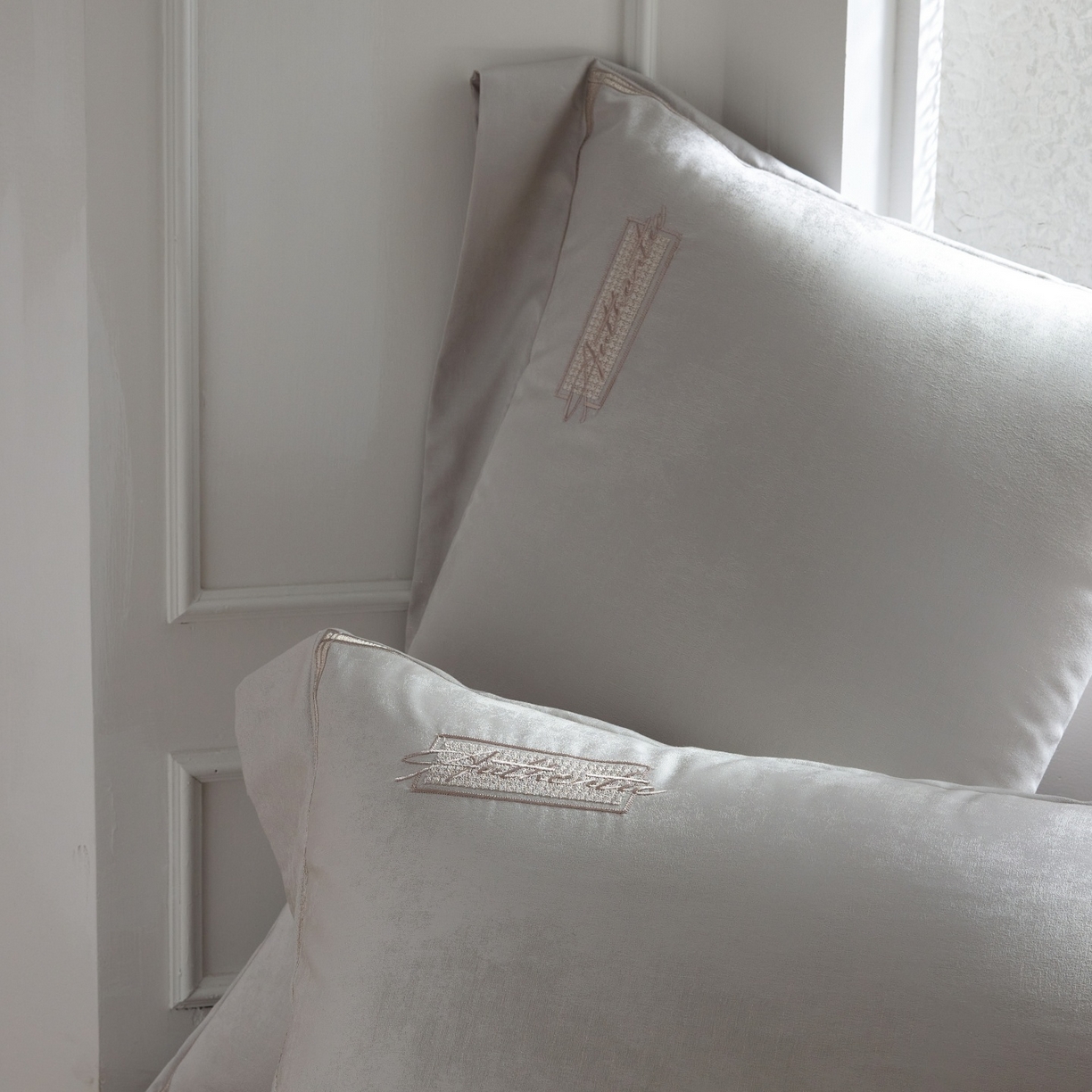 91家纺网 家纺一手货源 找家纺 榻尚家居 2026春夏新款天丝棉银线提花轻奢款绣花工艺四件套-切尔茜【控价：498 （会员-20）】 切尔茜-灰