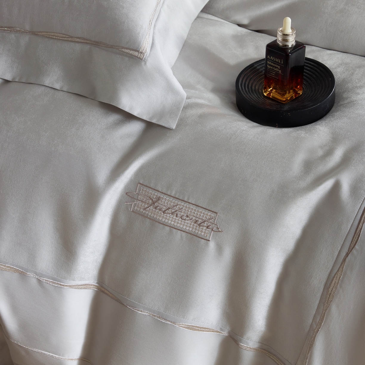 91家纺网 家纺一手货源 找家纺 榻尚家居 2026春夏新款天丝棉银线提花轻奢款绣花工艺四件套-切尔茜【控价：498 （会员-20）】 切尔茜-灰