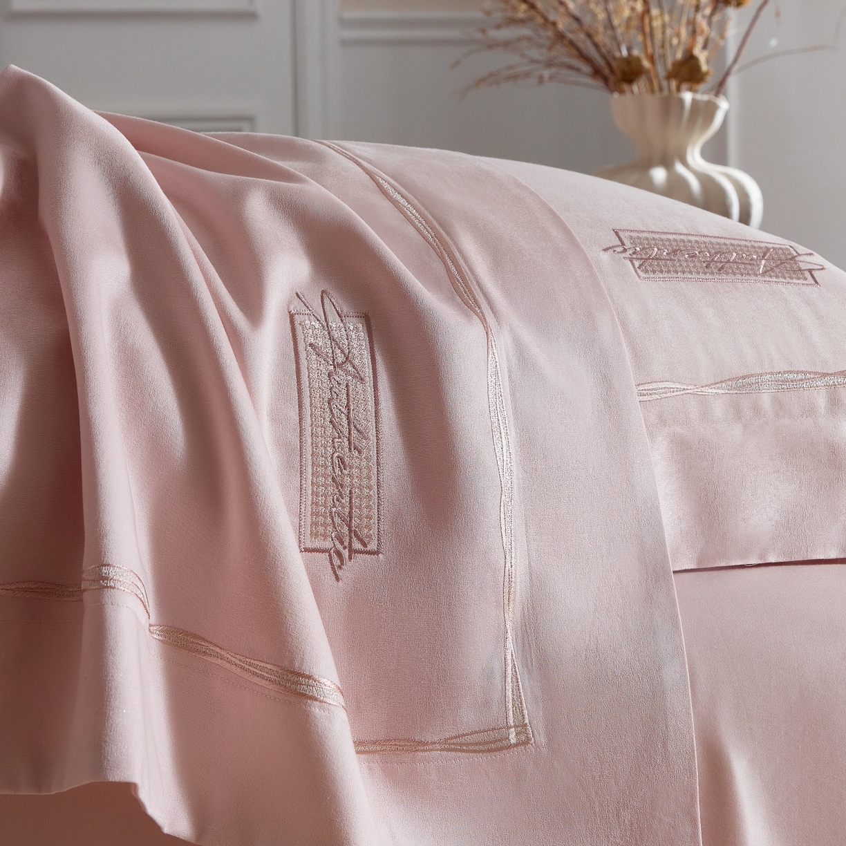 91家纺网 家纺一手货源 找家纺 榻尚家居 2026春夏新款天丝棉银线提花轻奢款绣花工艺四件套-切尔茜【控价：498 （会员-20）】 切尔茜-粉