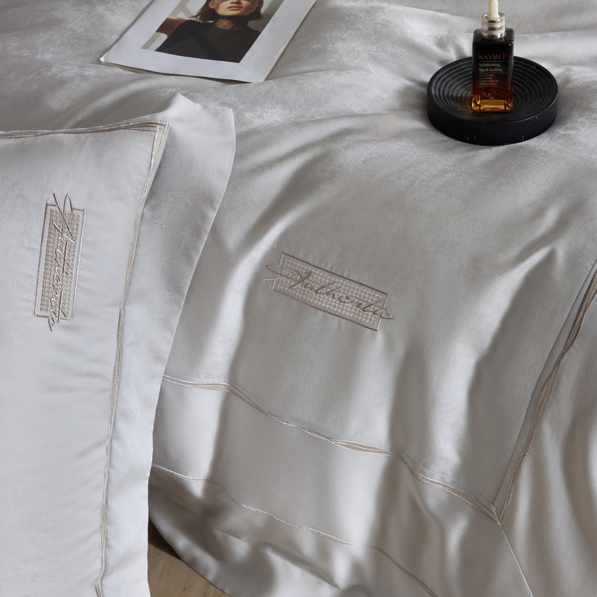 91家纺网 家纺一手货源 找家纺 榻尚家居 2026春夏新款天丝棉银线提花轻奢款绣花工艺四件套-切尔茜【控价：498 （会员-20）】 切尔茜-灰