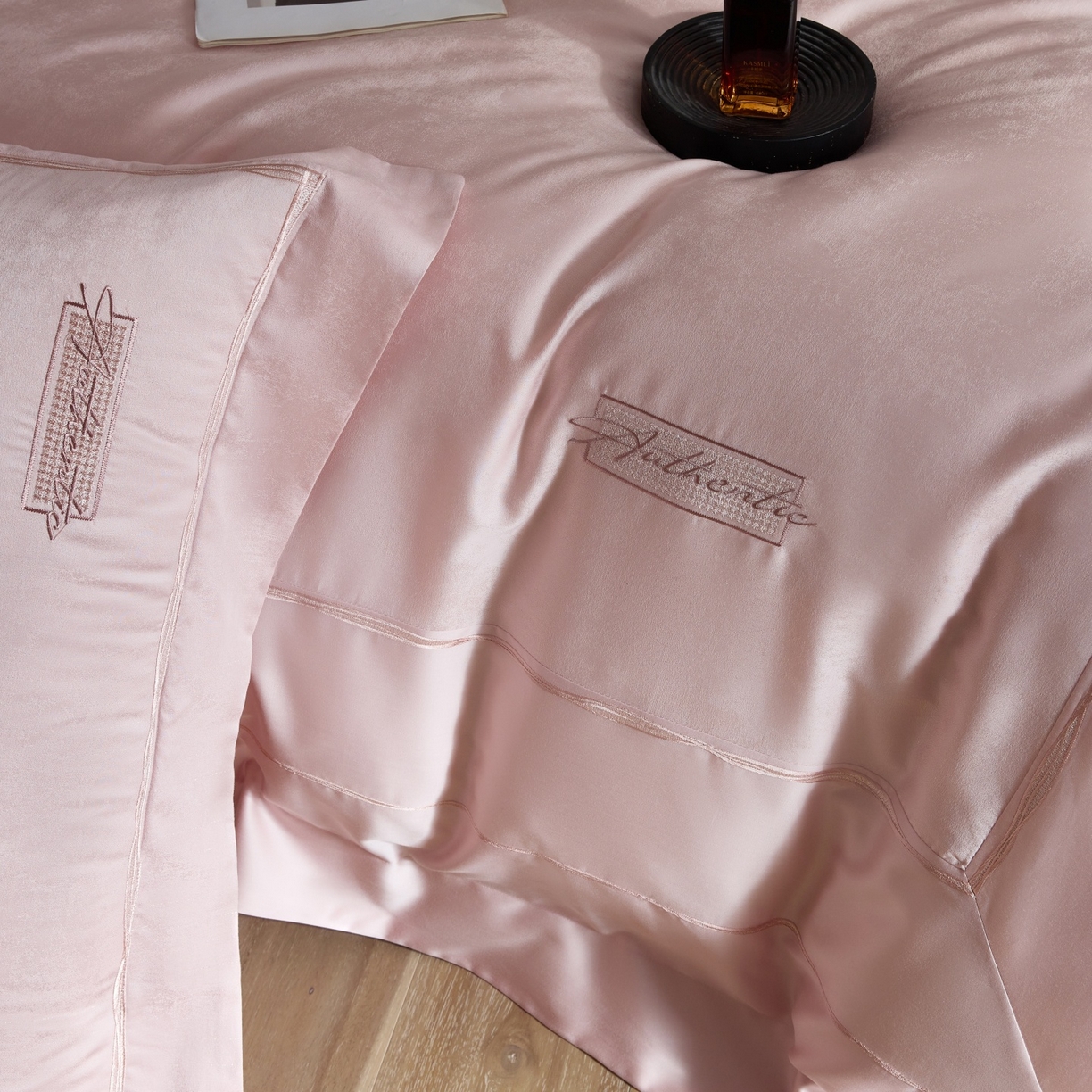 91家纺网 家纺一手货源 找家纺 榻尚家居 2026春夏新款天丝棉银线提花轻奢款绣花工艺四件套-切尔茜【控价：498 （会员-20）】 切尔茜-粉