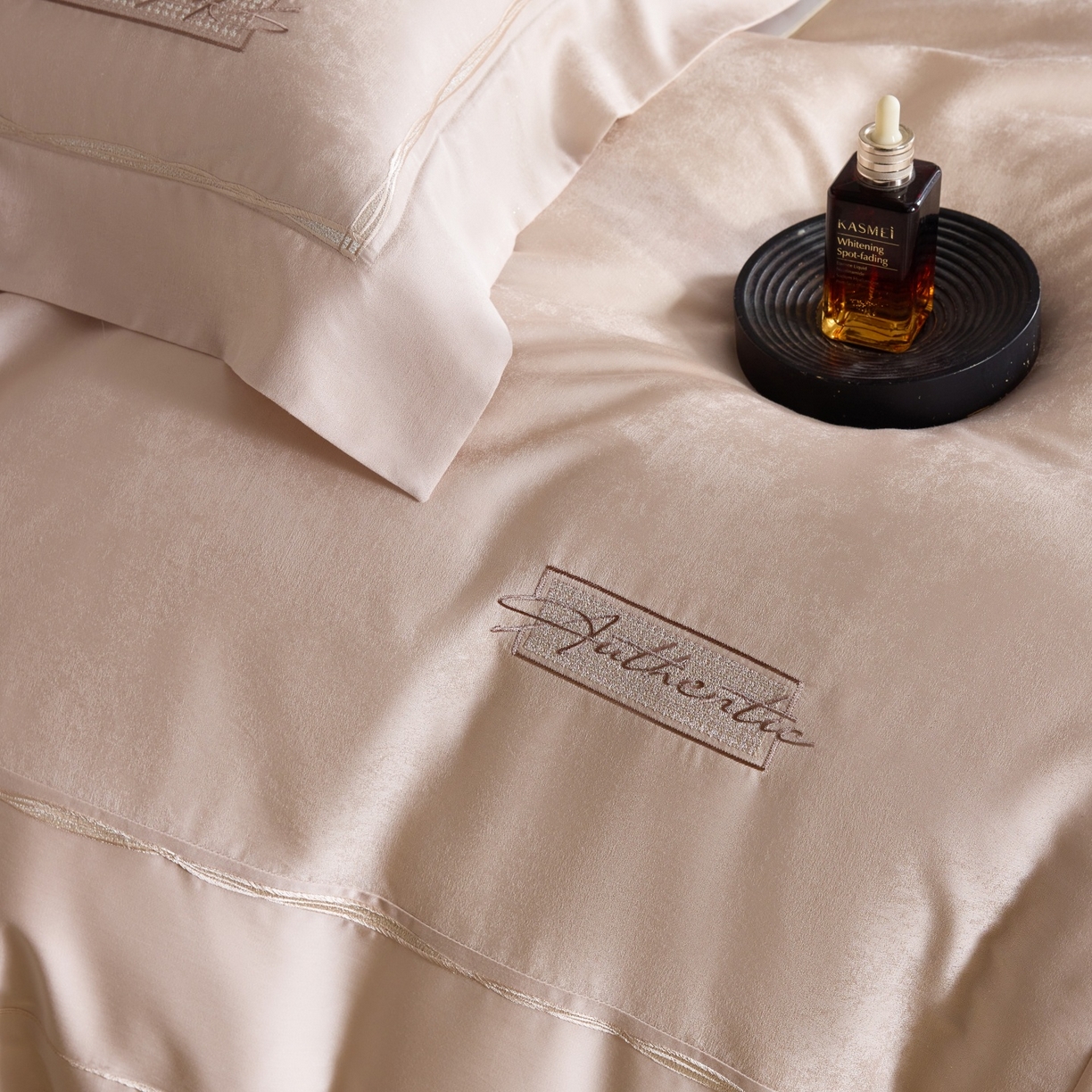 91家纺网 家纺一手货源 找家纺 榻尚家居 2026春夏新款天丝棉银线提花轻奢款绣花工艺四件套-切尔茜【控价：498 （会员-20）】 切尔茜-香槟