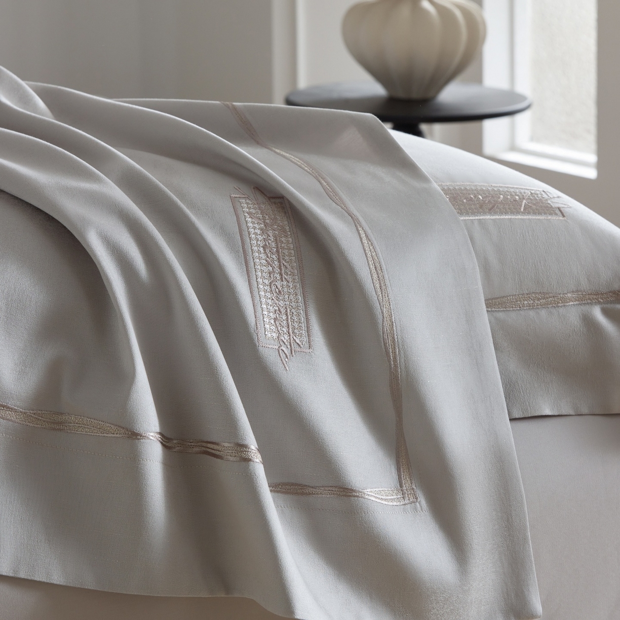 91家纺网 家纺一手货源 找家纺 榻尚家居 2026春夏新款天丝棉银线提花轻奢款绣花工艺四件套-切尔茜【控价：498 （会员-20）】 切尔茜-灰