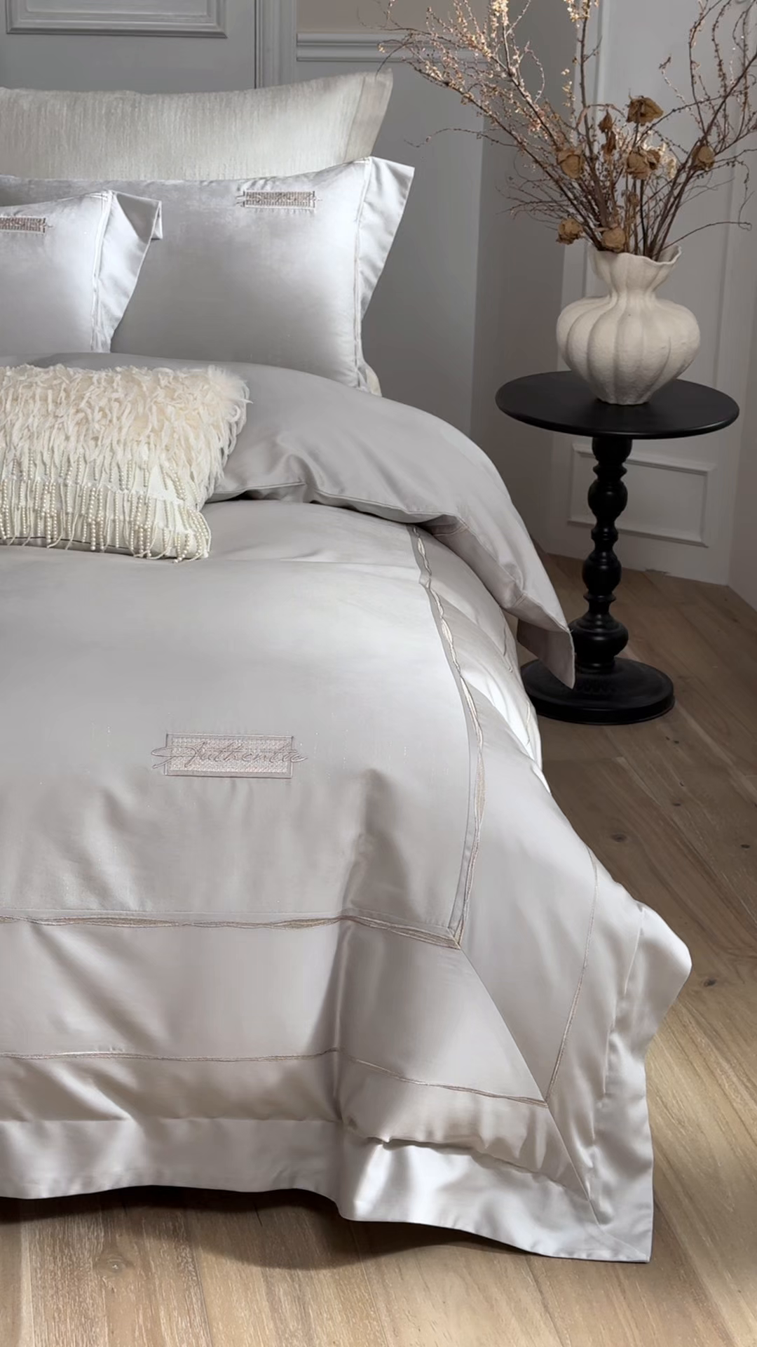 91家纺网 家纺一手货源 找家纺 榻尚家居 2026春夏新款天丝棉银线提花轻奢款绣花工艺四件套-切尔茜【控价：498 （会员-20）】 切尔茜-灰