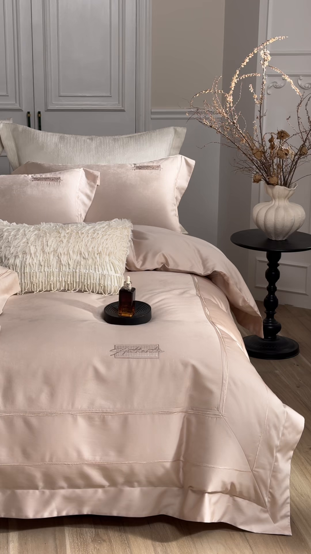 91家纺网 家纺一手货源 找家纺 榻尚家居 2026春夏新款天丝棉银线提花轻奢款绣花工艺四件套-切尔茜【控价：498 （会员-20）】 切尔茜-香槟