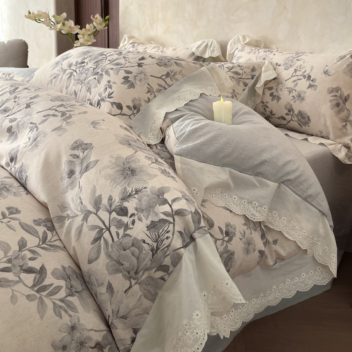 91家纺网 家纺一手货源 找家纺 莱登卡奴 2026新款A类棉麻数码印花25%麻75%棉法式复古花边四件套 风吟花叙蓝