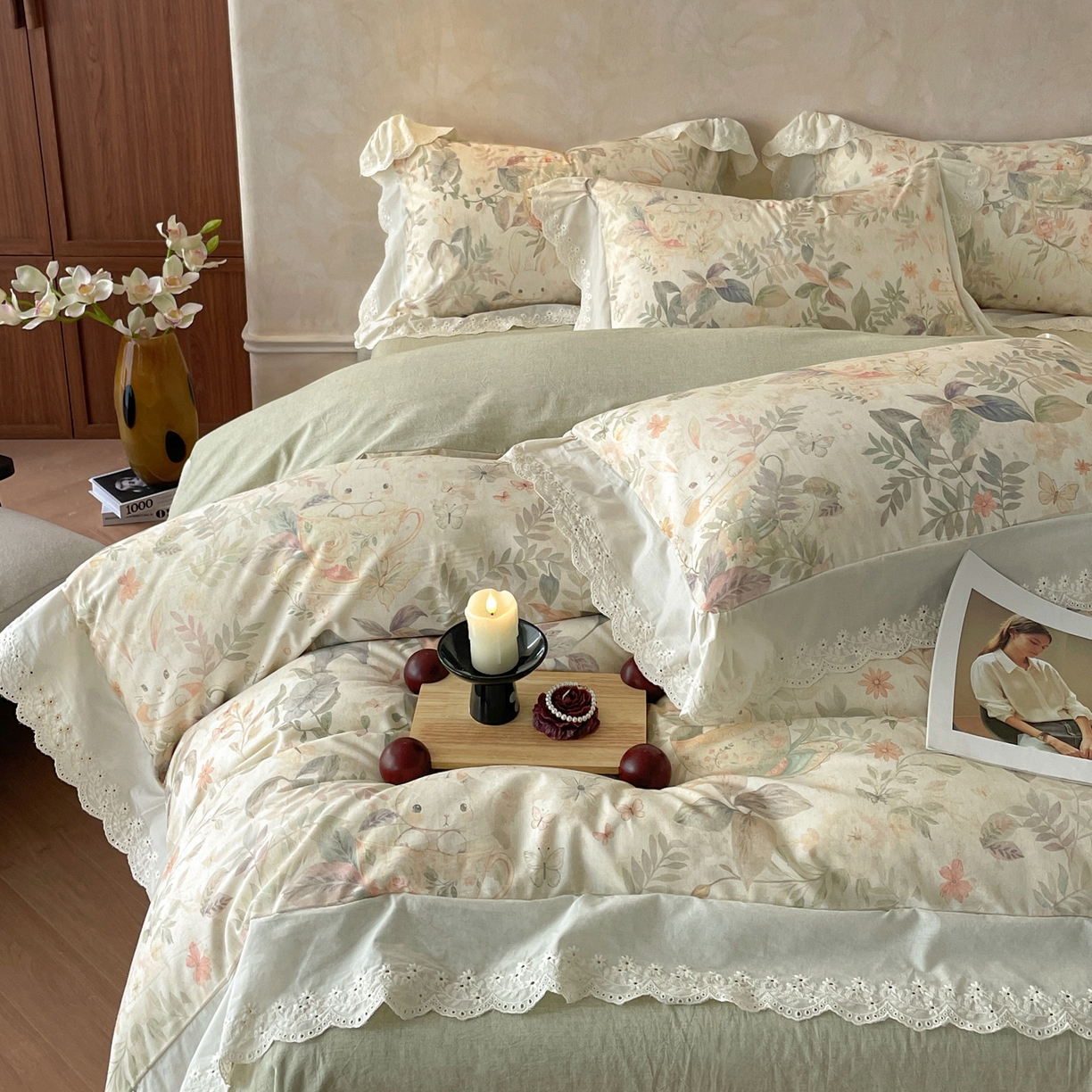 91家纺网 家纺一手货源 找家纺 莱登卡奴 2026新款A类棉麻数码印花25%麻75%棉法式复古花边四件套 茶间萌兔绿