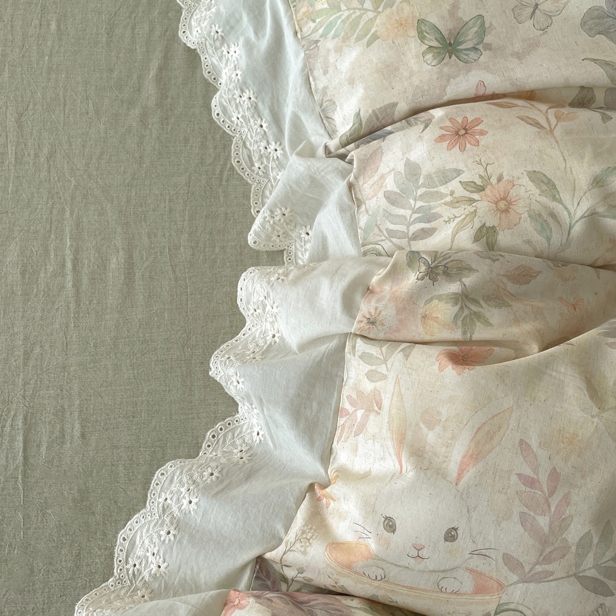 91家纺网 家纺一手货源 找家纺 莱登卡奴 2026新款A类棉麻数码印花25%麻75%棉法式复古花边四件套 茶间萌兔绿