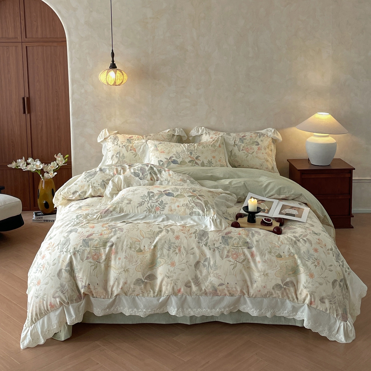 91家纺网 家纺一手货源 找家纺 莱登卡奴 2026新款A类棉麻数码印花25%麻75%棉法式复古花边四件套 茶间萌兔绿