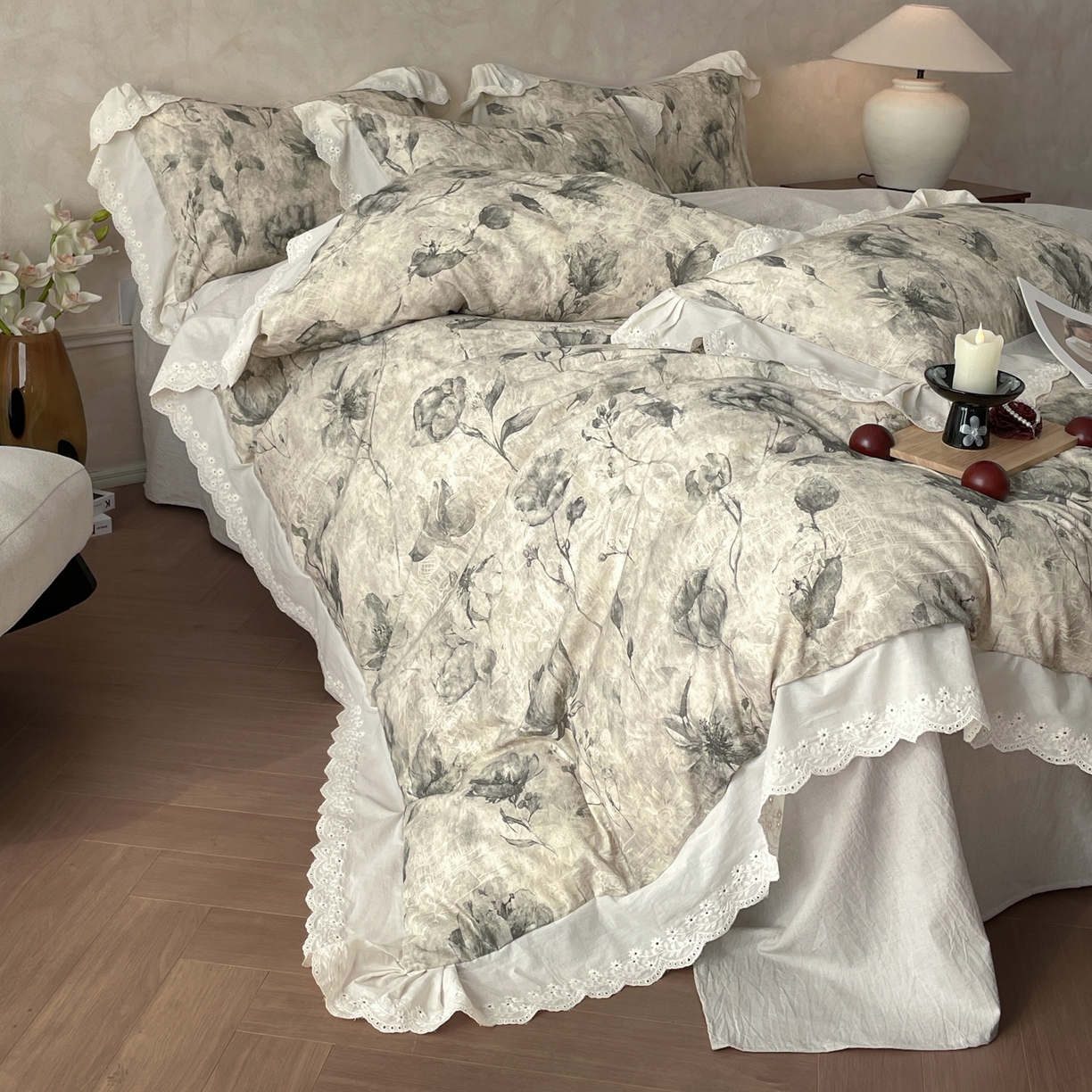 91家纺网 家纺一手货源 找家纺 莱登卡奴 2026新款A类棉麻数码印花25%麻75%棉法式复古花边四件套 传世芳华灰