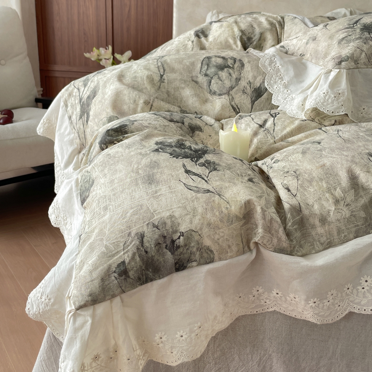 91家纺网 家纺一手货源 找家纺 莱登卡奴 2026新款A类棉麻数码印花25%麻75%棉法式复古花边四件套 传世芳华灰